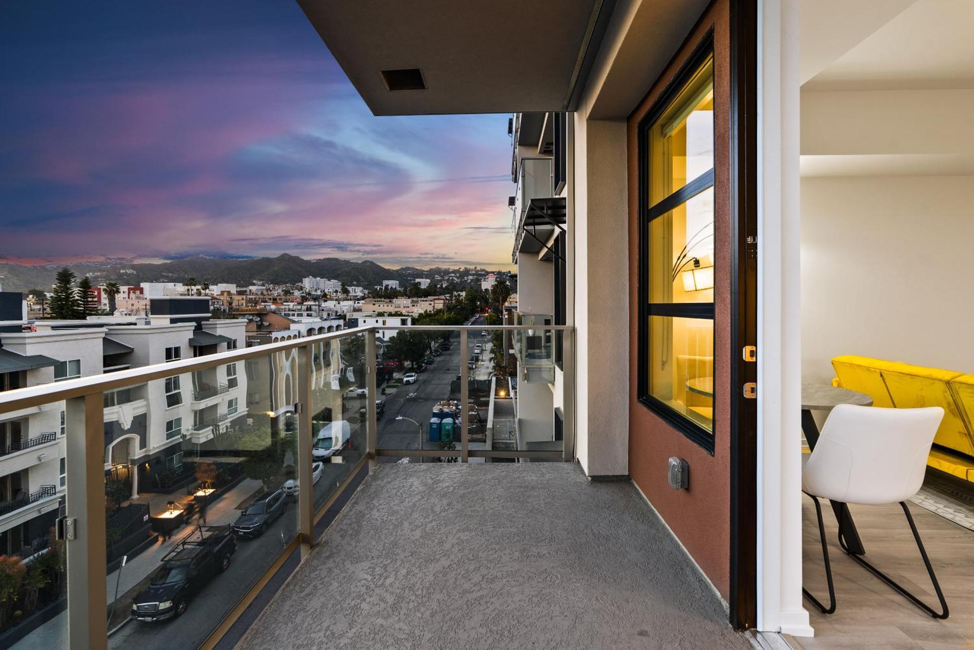 Comfortable And Spacious In West Hollywood Apartment