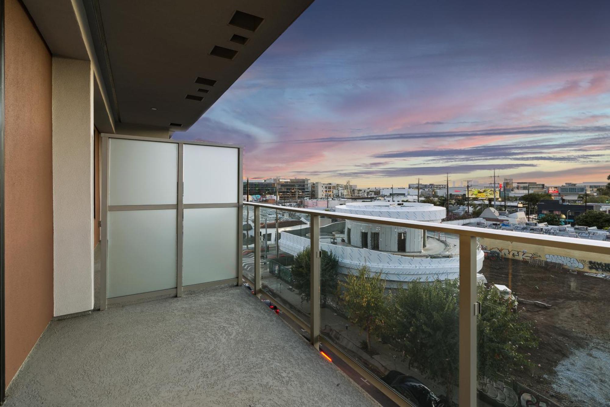 Comfortable And Spacious In West Hollywood